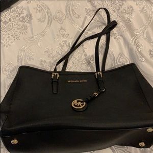 Black Michael Kors pocketbook